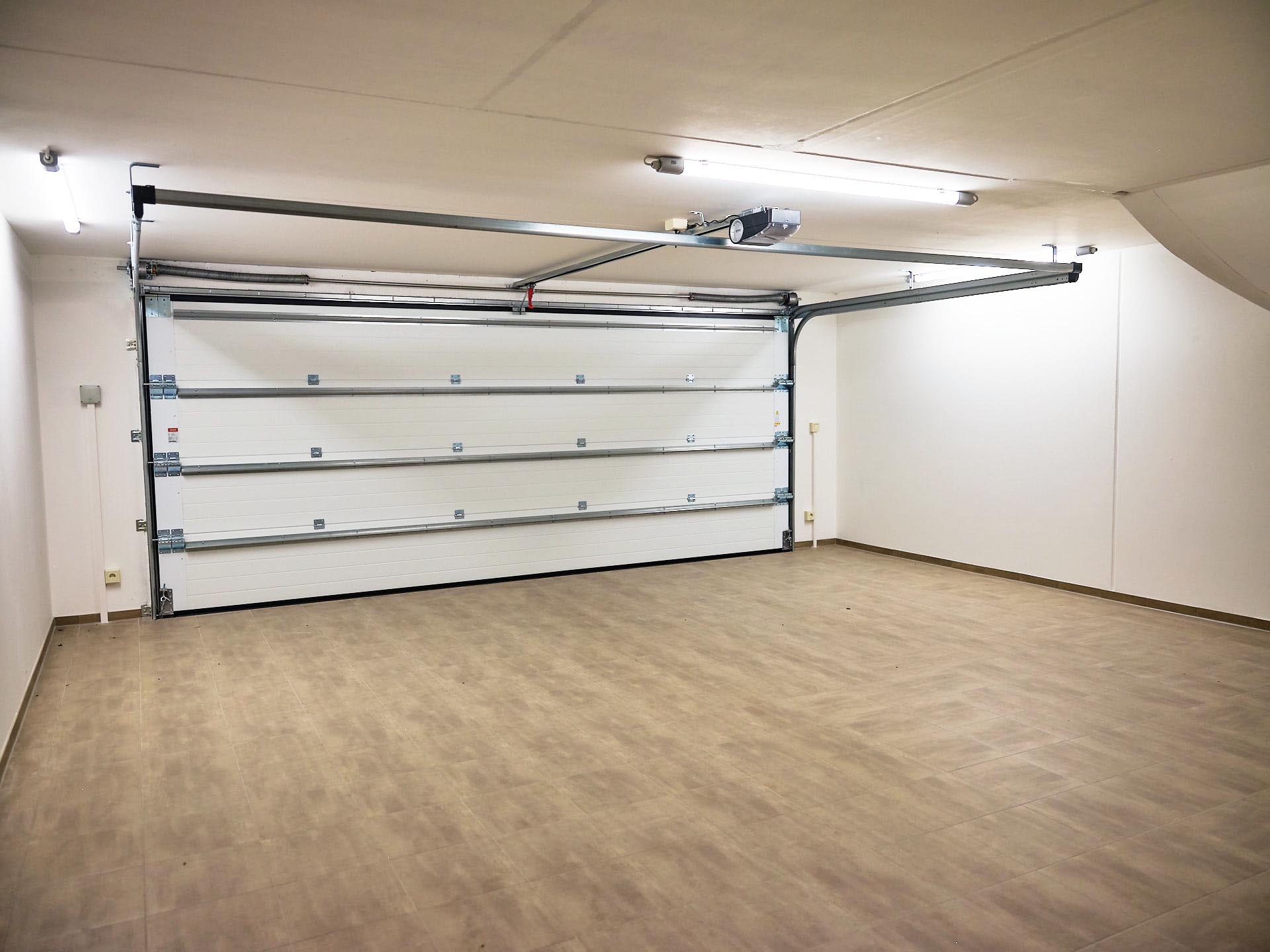 Großzügige, hell gestaltete Doppelgarage mit modernem Sektionaltor und direktem Zugang zum Wohnhaus.